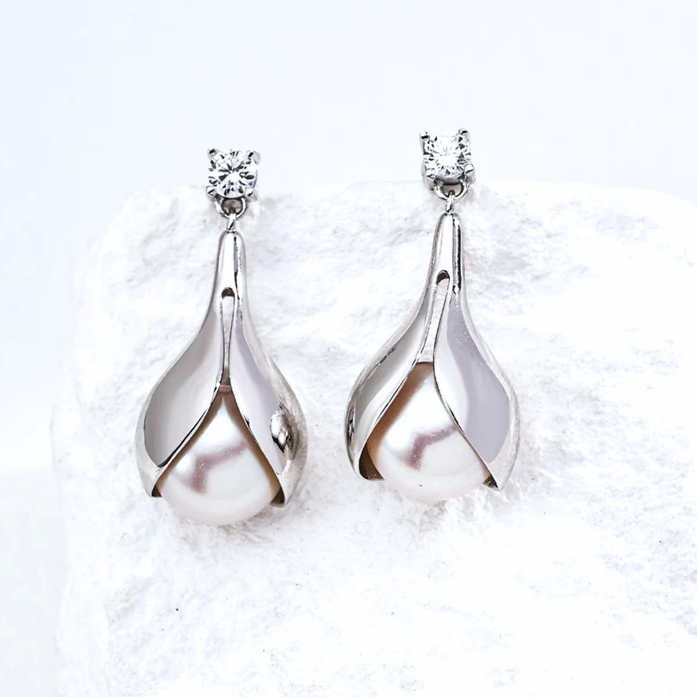 Teardrop Pearl Earrings – Vintage Gold / White Gold