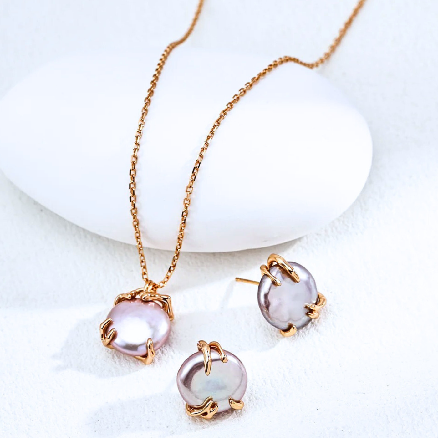 Sculpted Claw Coin Pearl Earrings – Vintage Gold