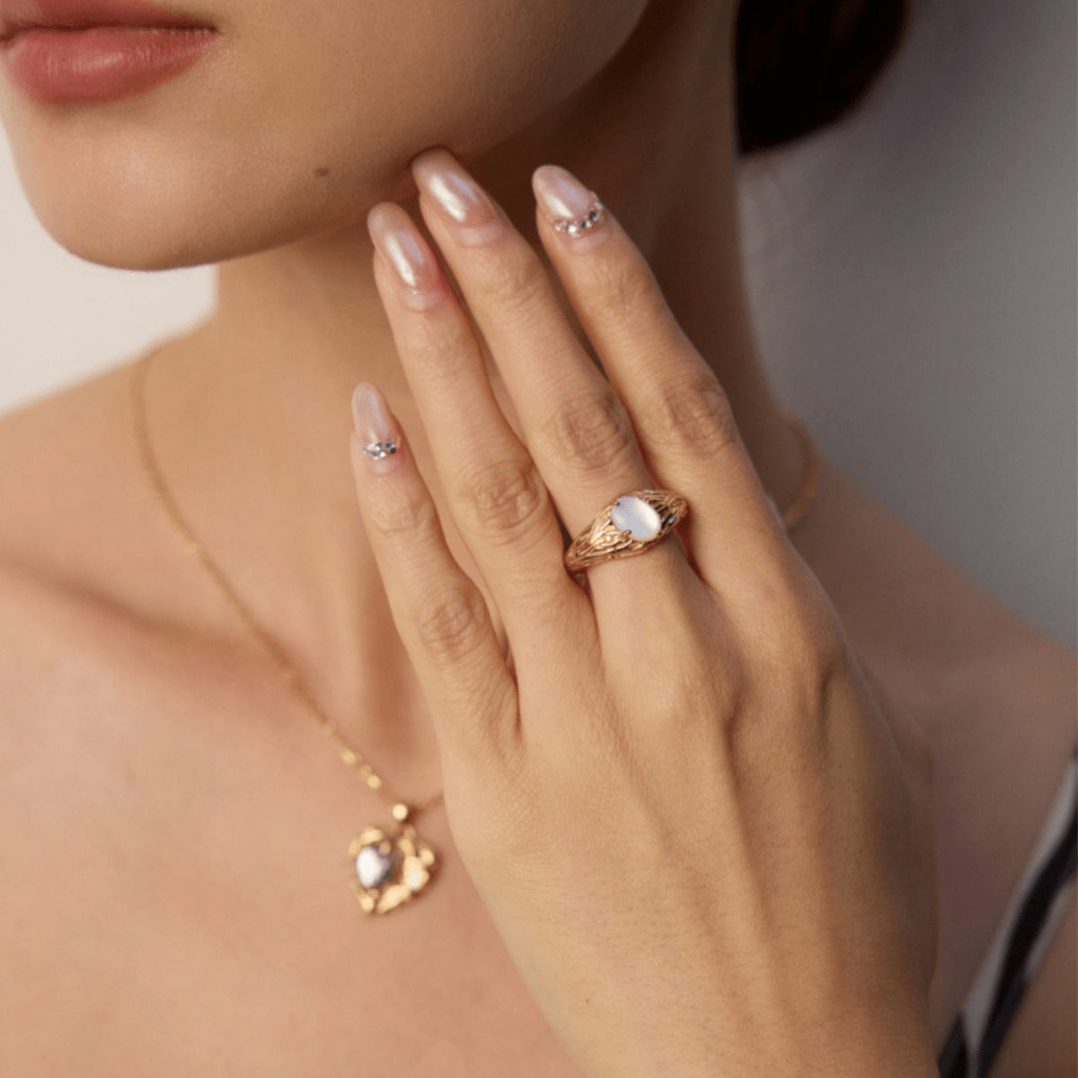 Mother - of - Pearl Ring in S925 Sterling Silver (Adjustable) Vintage Style - Beloved Moments Jewels & Co. Inc.